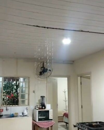 Imagem da notícia Teto caindo, chuva invadindo cozinha, salas multisseriadas e desvalorização na educação rural de Costa Rica